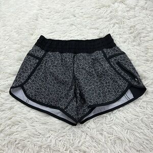 Lululemon Tracker Short IV Freckle Flower Black White / Black